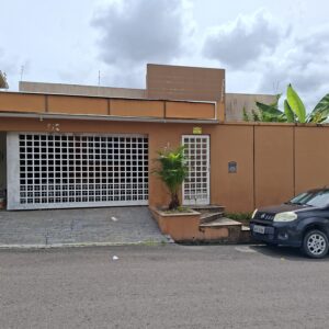 Casa com área de lazer completa no Parque Dez