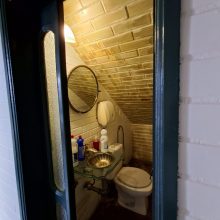 lavabo embaixo da escada