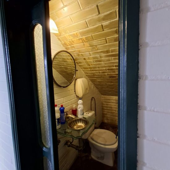lavabo embaixo da escada